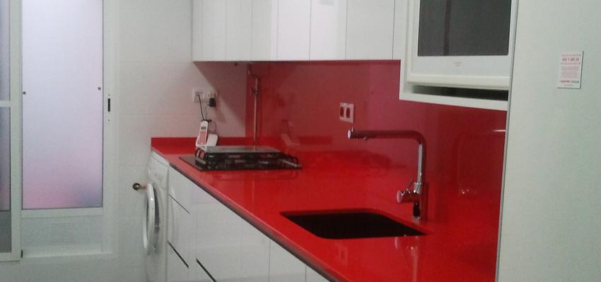 Cocina Estilo contemporaneo Color rojo, beige, gris  diseñado por Reformas | Gremio 