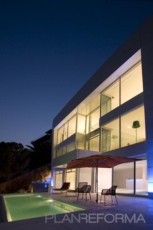 Exterior style moderno color blanco, gris, gris