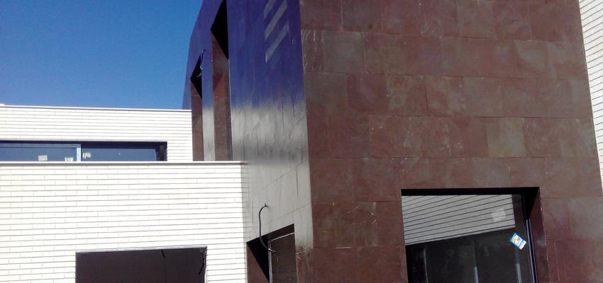 Recibidor, Piscina, Exterior style contemporaneo color marron, blanco, negro  diseñado por Taller de Encaje Estudio de Arquitectura | Arquitecto 