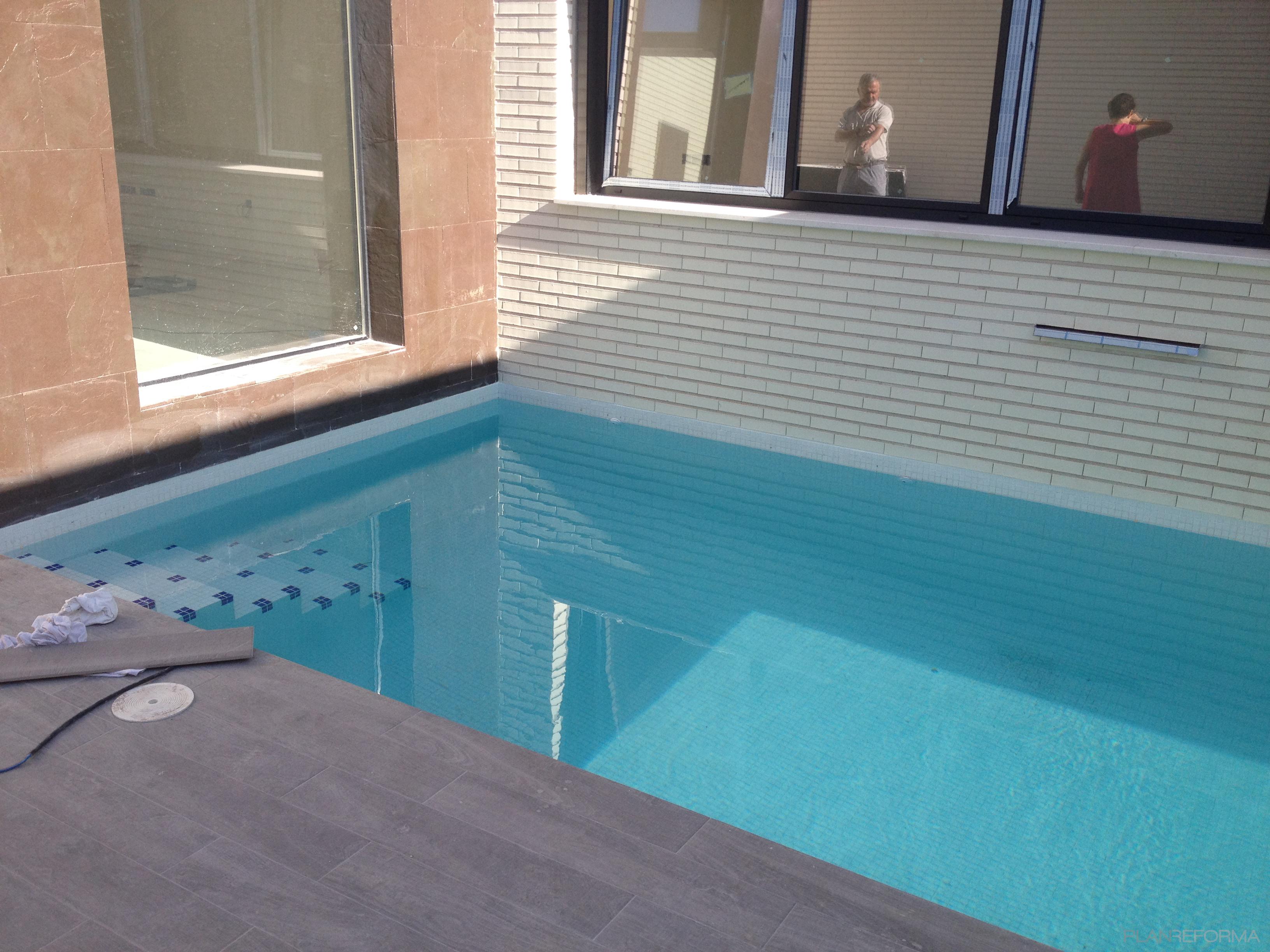 Terraza, Piscina, Exterior style contemporaneo color rosa, blanco, negro  diseñado por Taller de Encaje Estudio de Arquitectura | Arquitecto | Copyright Taller de Encaje