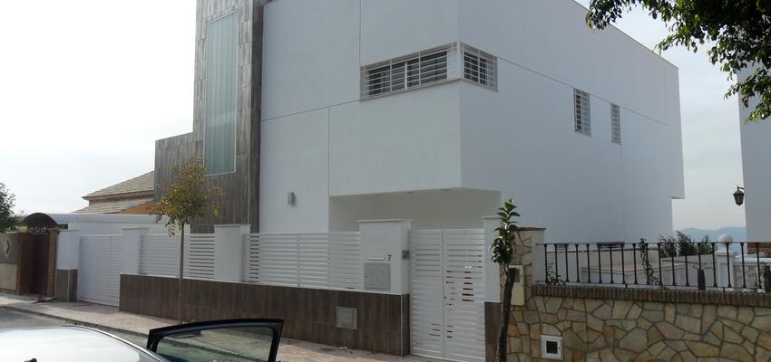 Exterior style moderno color marron, blanco  diseñado por OBRAS Y PROYECTOS MARBESUR S.L | Arquitecto 