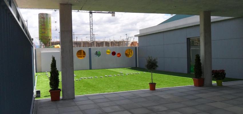 Patio, Exterior, Jardin style moderno color gris  diseñado por OBRAS Y PROYECTOS MARBESUR S.L | Arquitecto 