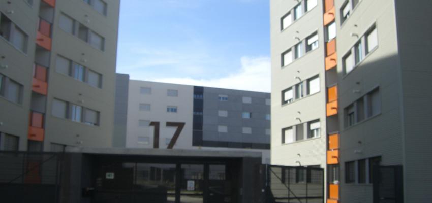 Exterior style moderno color ocre, gris  diseñado por OBRAS Y PROYECTOS MARBESUR S.L | Arquitecto 