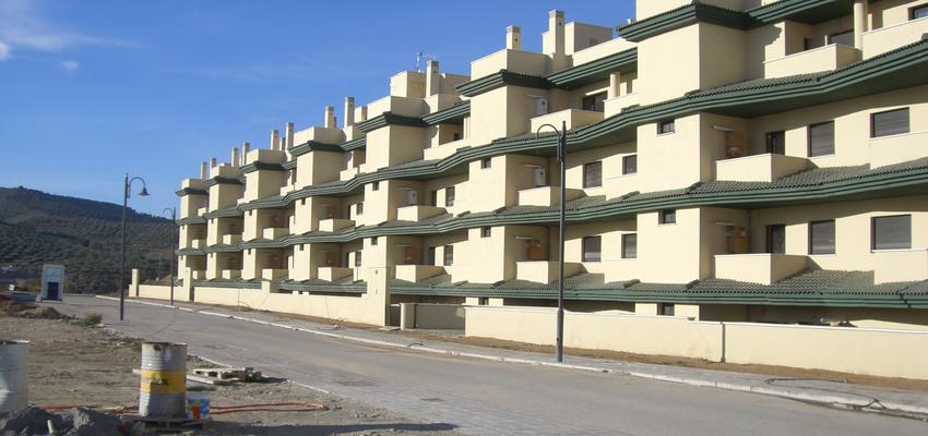 Exterior style contemporaneo color beige, gris  diseñado por OBRAS Y PROYECTOS MARBESUR S.L | Arquitecto 
