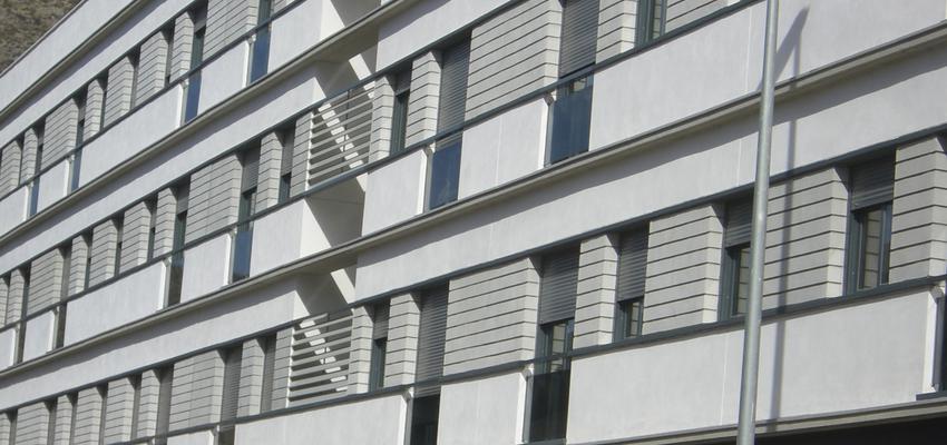 Exterior style moderno color gris, gris  diseñado por OBRAS Y PROYECTOS MARBESUR S.L | Arquitecto 