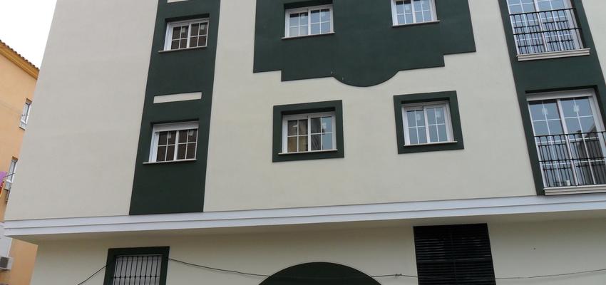 Exterior style contemporaneo color blanco, gris  diseñado por OBRAS Y PROYECTOS MARBESUR S.L | Arquitecto 