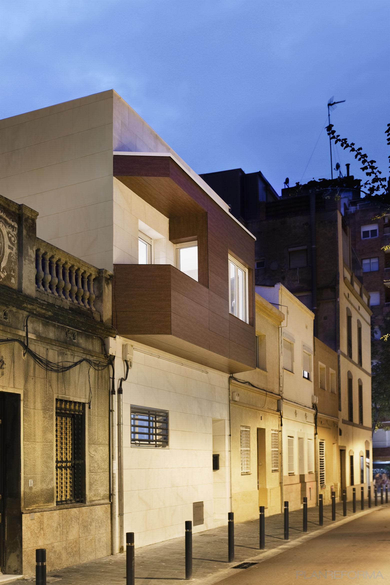 Balcon, Exterior Estilo vanguardista Color beige, marron, blanco  diseñado por Estudi de Arquitectura & Eficiencia Energètica GPA S.L | Arquitecto Técnico 