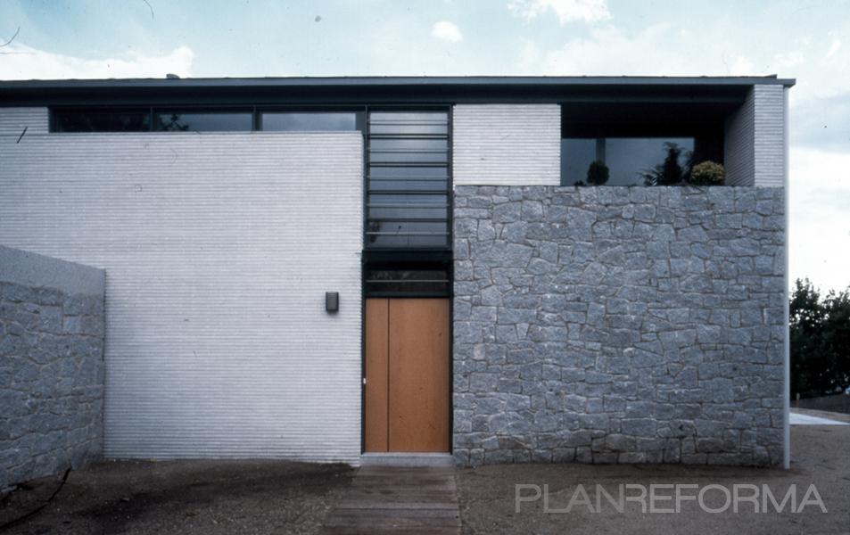 Exterior style moderno color marron, blanco, gris, gris, negro  diseñado por Rubio Arquitectura | Arquitecto 
