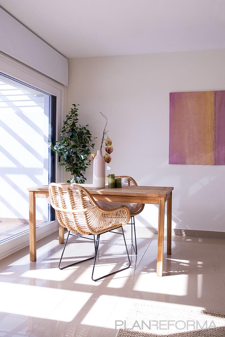 Comedor Estilo moderno Color rosa, beige, blanco  diseñado por Noogar | Interiorismo en Fuerteventura | Interiorista | Copyright Noogar