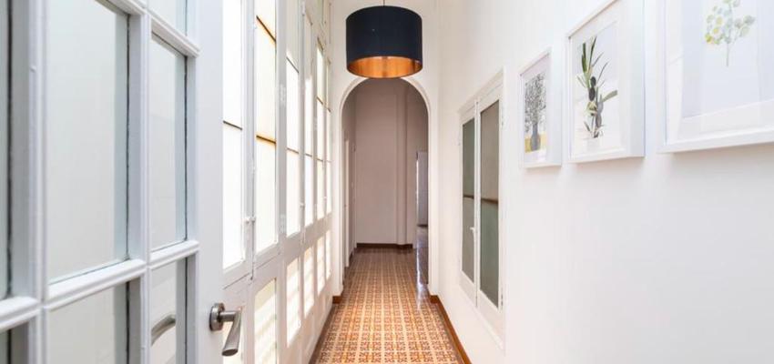 Pasillo Estilo clasico Color marron, plateado  diseñado por REFORMAS CREAHOGAR | Reformista, constructor | Copyright Antonio Asensi Ruiz