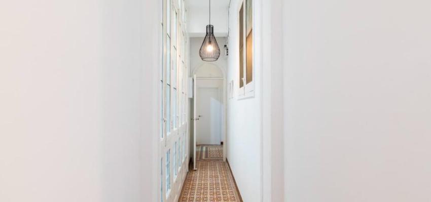 Pasillo Estilo clasico Color negro, plateado, bronce  diseñado por REFORMAS CREAHOGAR | Reformista, constructor | Copyright Antonio Asensi Ruiz