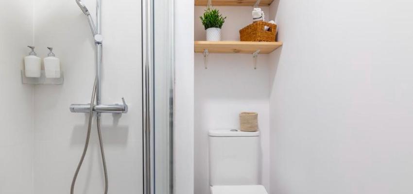 Baño Estilo moderno Color gris, plateado, bronce  diseñado por REFORMAS CREAHOGAR | Reformista, constructor | Copyright Antonio Asensi Ruiz