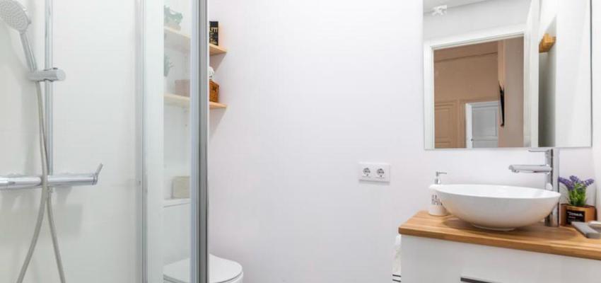 Baño Estilo moderno Color plateado, bronce  diseñado por REFORMAS CREAHOGAR | Reformista, constructor | Copyright Antonio Asensi Ruiz