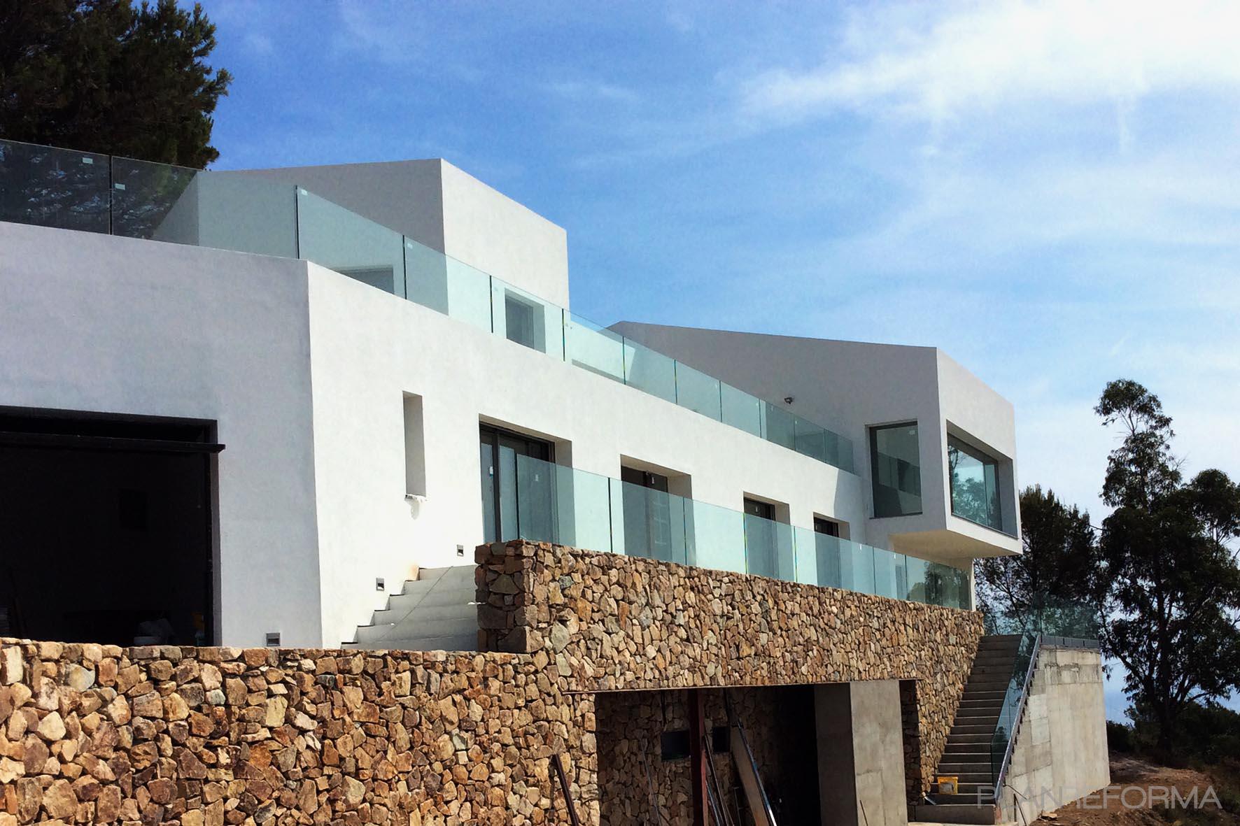 Exterior Estilo contemporaneo Color azul cielo, blanco, bronce Exterior Estilo contemporaneo Color azul cielo, blanco, bronce