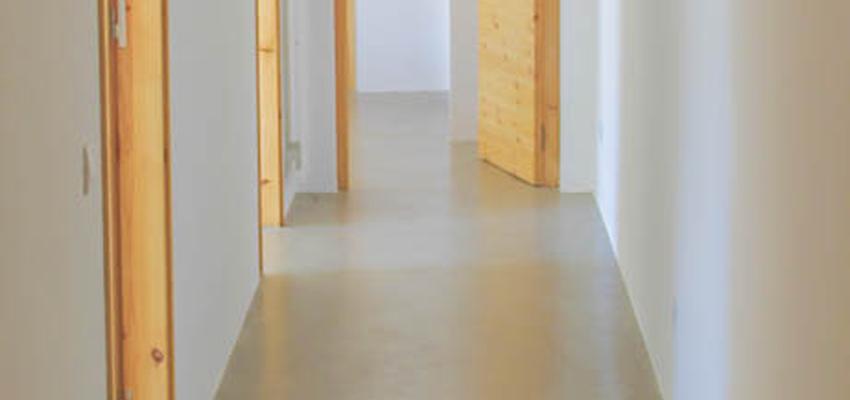 Pasillo Estilo mediterraneo Color ocre, marron, blanco  diseñado por Joan Sosa | Arquitecto Técnico | Copyright PROPIETARI