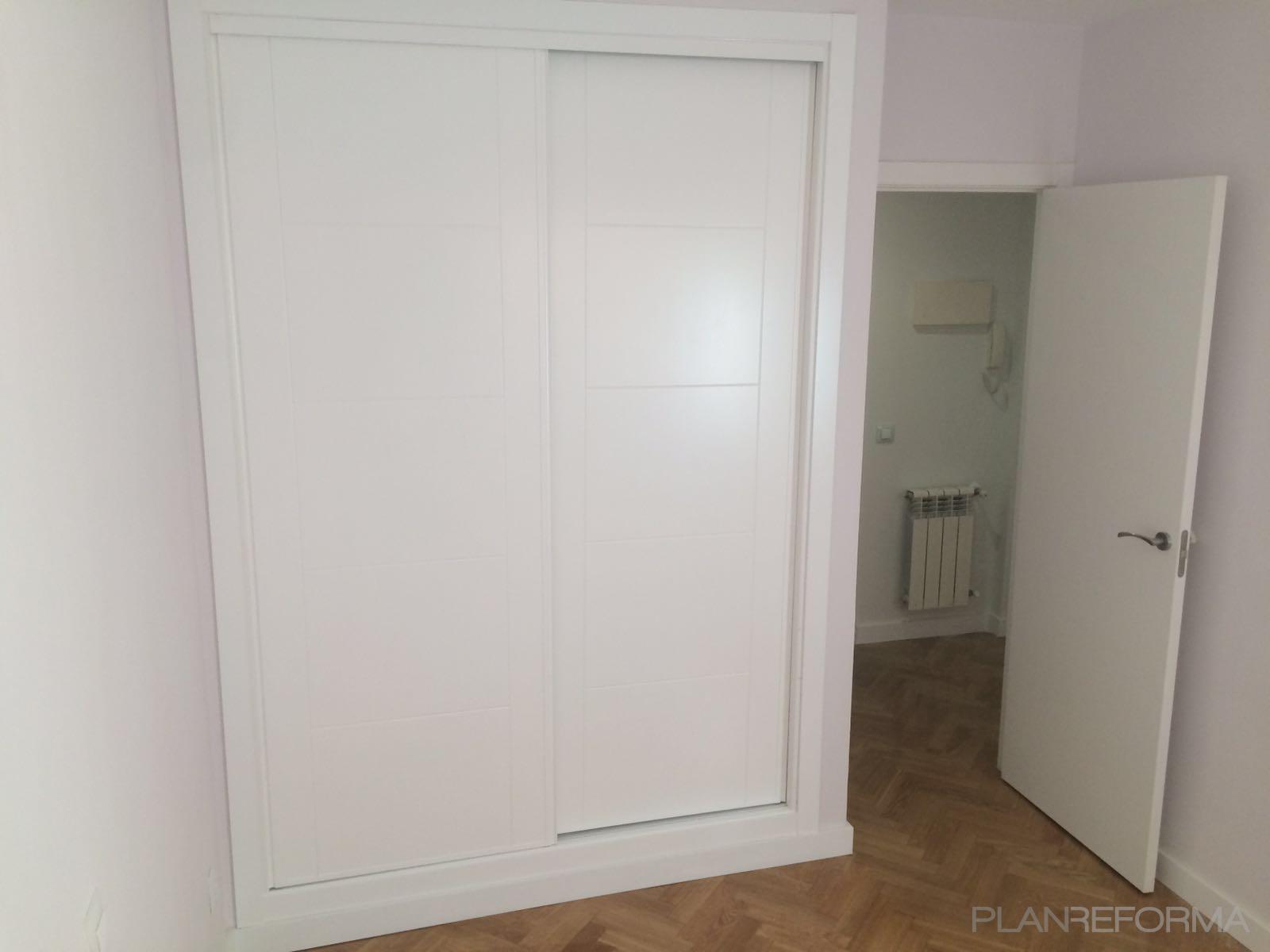 Dormitorio Estilo moderno Color gris, plateado  diseñado por SECOFIR S.L.U | Arquitecto | Copyright SECOFIR  S.L.U