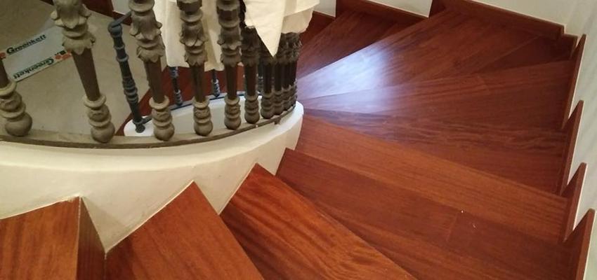 Escalera Estilo clasico Color rojo  diseñado por Parquets y Reformas STIL DICAXI | Gremio | Copyright STIL DICAXI