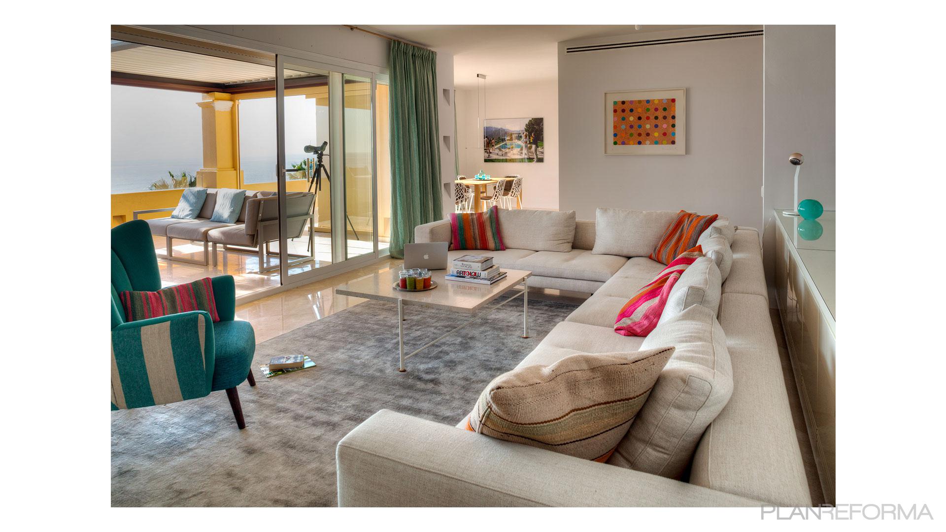 Salon Estilo contemporaneo Color turquesa, rosa, beige  diseñado por alejandrogimenez | Arquitecto | Copyright Alejandro Giménez Architects