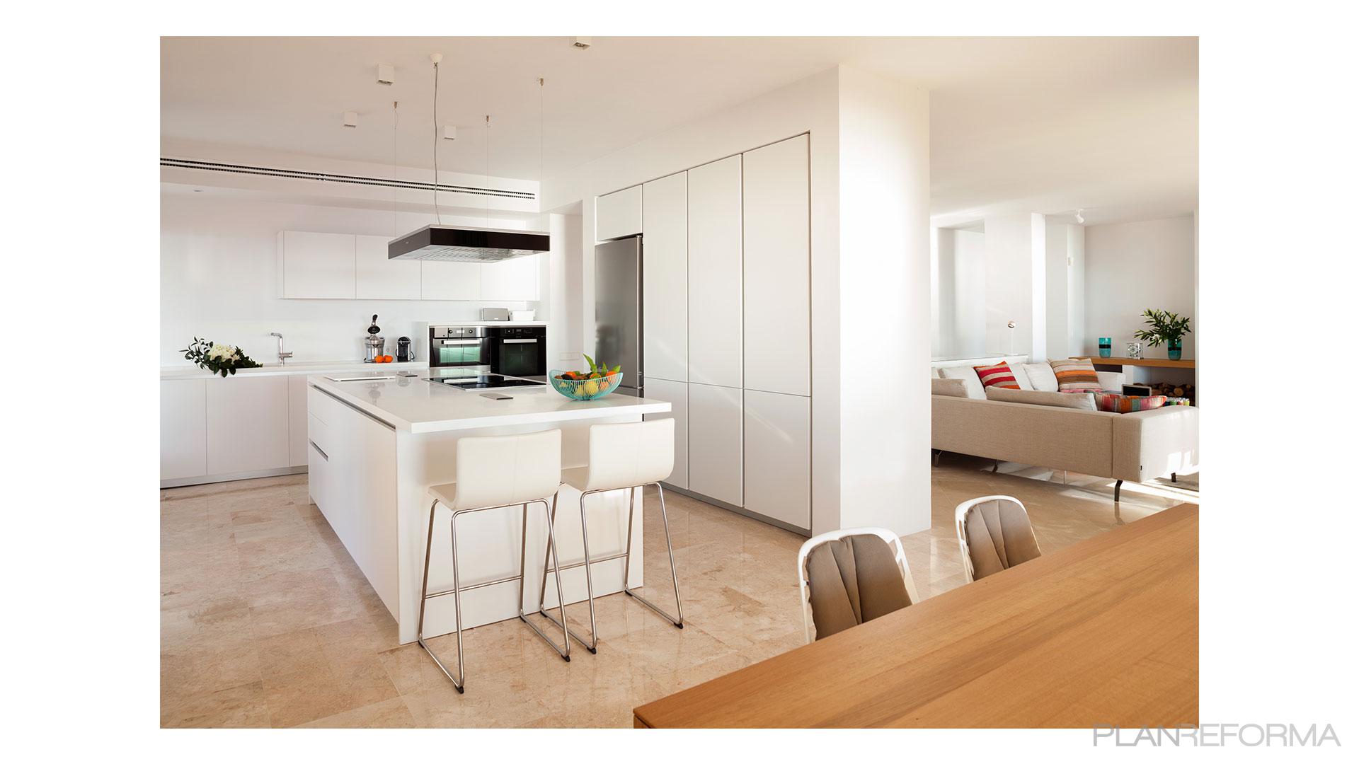 Cocina Estilo contemporaneo Color marron, beige, blanco  diseñado por alejandrogimenez | Arquitecto | Copyright Alejandro Giménez Architects