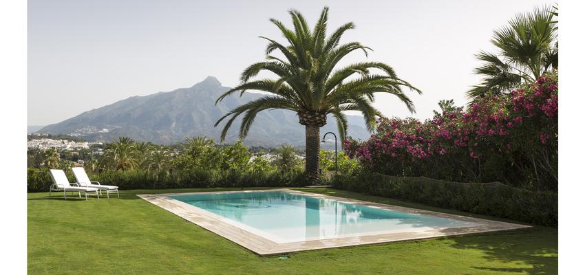 Piscina, Exterior, Jardin Estilo mediterraneo Color verde  diseñado por Alejandro Giménez Architects - Marbella | Arquitecto | Copyright Alejandro Giménez Architects