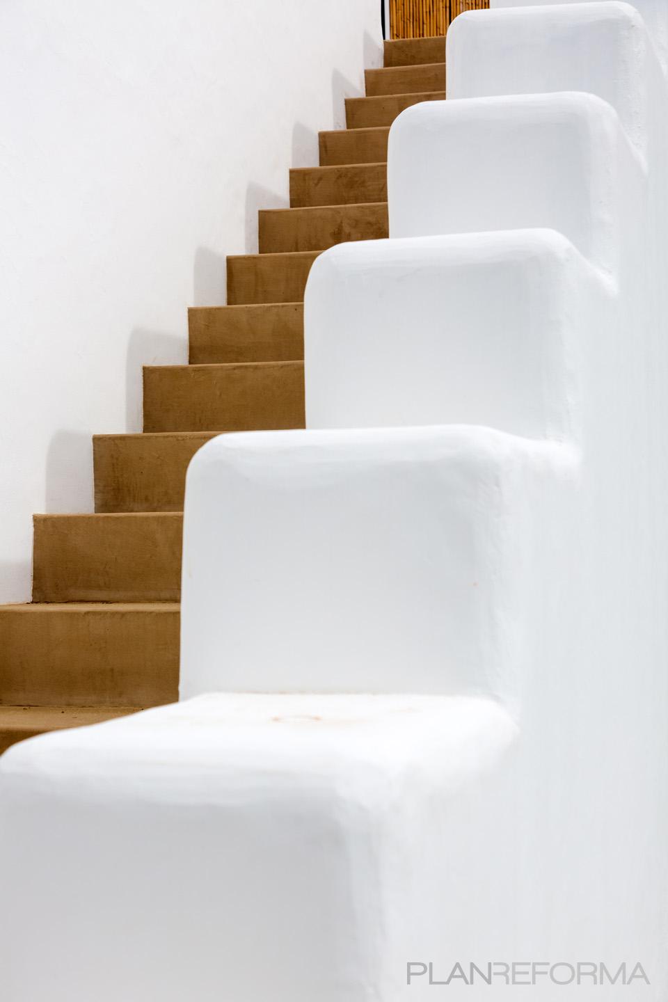 Escalera Estilo mediterraneo Color marron, ocre  diseñado por Alejandro Giménez Architects - Marbella | Arquitecto | Copyright Fotografía: Anna Elías; Arquitecto: Alejandro Giménez Architects