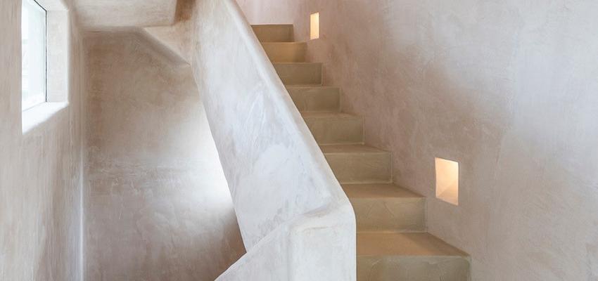 Escalera Estilo mediterraneo Color plateado  diseñado por Alejandro Giménez Architects - Marbella | Arquitecto | Copyright Copyright Fotografía: Mercedes; Arquitecto: Alejandro Giménez Architects