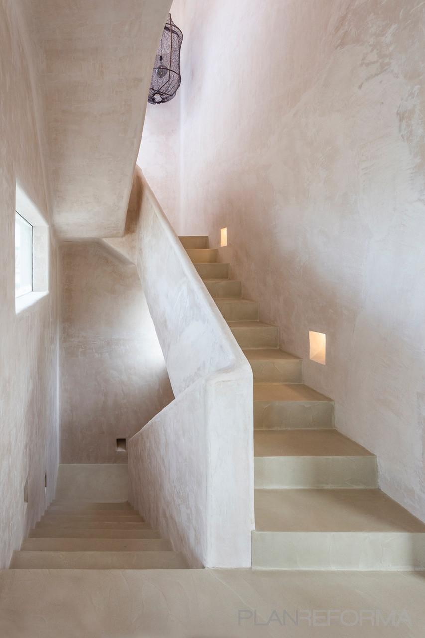 Escalera Estilo mediterraneo Color plateado  diseñado por Alejandro Giménez Architects - Marbella | Arquitecto | Copyright Copyright Fotografía: Mercedes; Arquitecto: Alejandro Giménez Architects