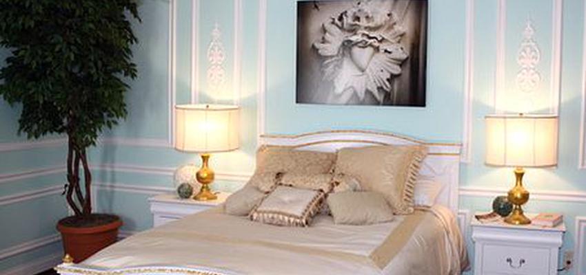 Dormitorio style kitsch color azul cielo, blanco, bronce  diseñado por Alfredo Melo Ayala | Arquitecto 