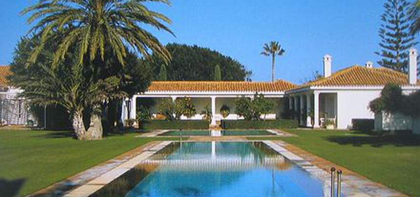 Piscina, Exterior, Jardin style tradicional color marron, marron, blanco  diseñado por Alfredo Melo Ayala | Arquitecto 