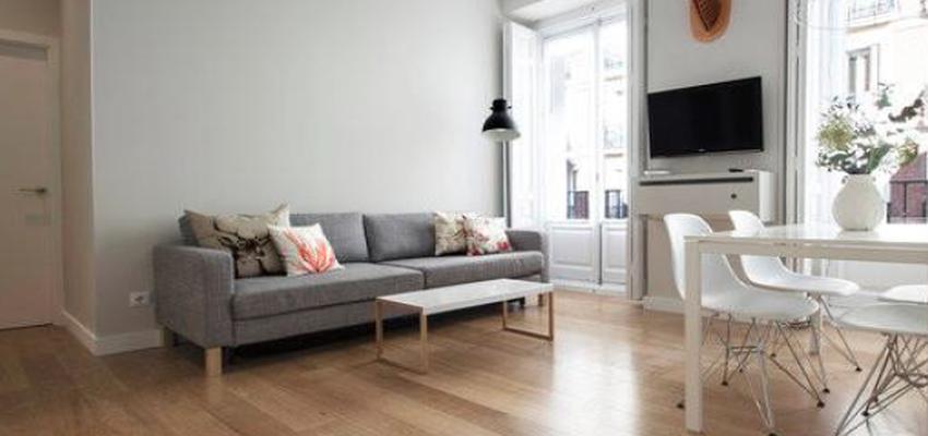 Salon style contemporaneo color marron, blanco, gris, gris  diseñado por EstudioBueno | Interiorista | Copyright The Apartments Callao
