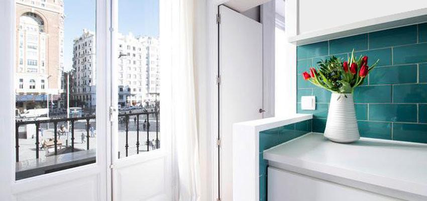 Cocina style contemporaneo color turquesa, blanco, gris  diseñado por EstudioBueno | Interiorista | Copyright The apartments Callao