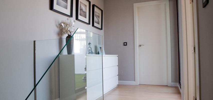 Recibidor, Pasillo style contemporaneo color beige, blanco, gris, negro  diseñado por Irene Corralo | Decorador 