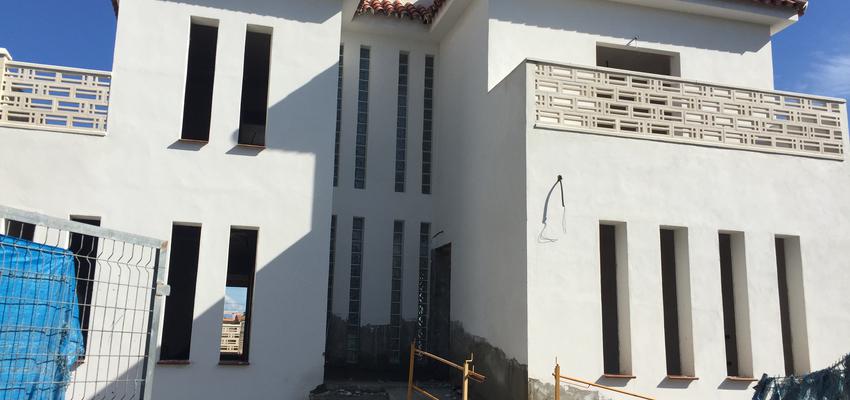 Exterior Estilo clasico Color marron, blanco, gris, gris  diseñado por ASP arquitectos | Arquitecto | Copyright ASP arquitectos