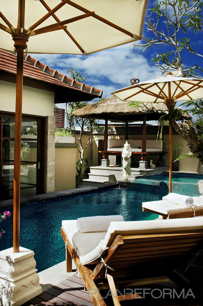 Piscina, Exterior Estilo oriental Color turquesa, beige, marron, beige, blanco  diseñado por ASP arquitectos | Arquitecto | Copyright ASParquitectos