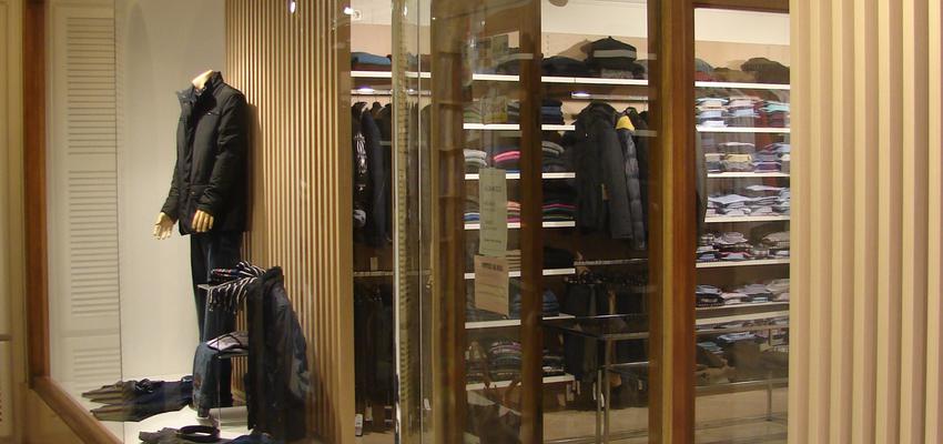 Porche, Exterior, Tienda style eclectico color marron, blanco, bronce  diseñado por interiorisme | Interiorista | Copyright interiorisme, 2012.