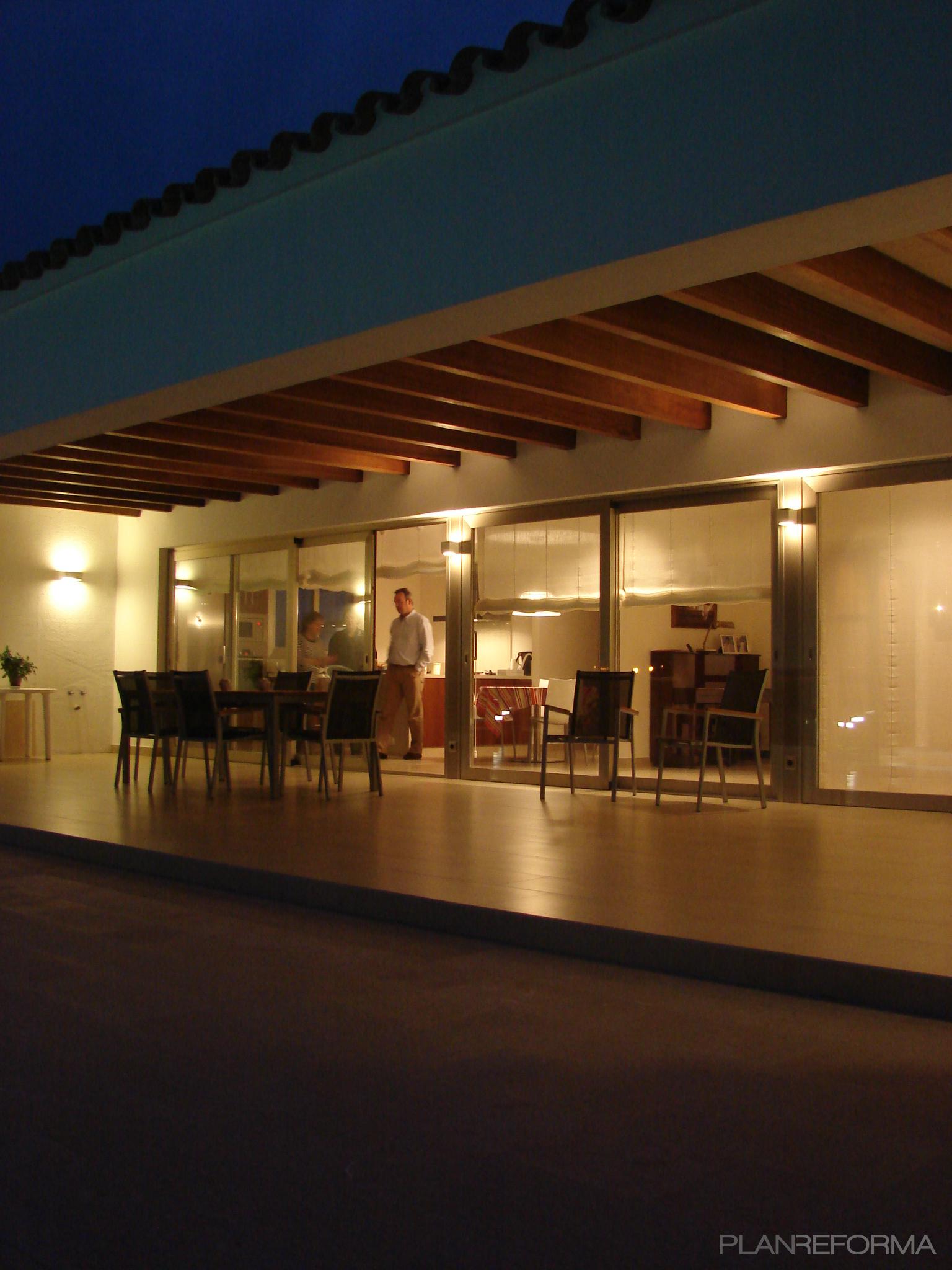 Terraza, Porche, Exterior style contemporaneo color marron, blanco, gris  diseñado por interiorisme | Interiorista | Copyright interiorisme, 2011.