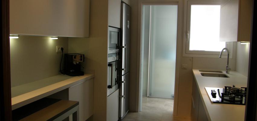 Cocina style contemporaneo color beige, marron, blanco  diseñado por QIONE SERVICIOS  | Arquitecto Técnico 