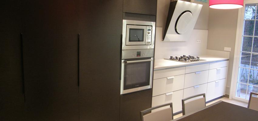 Cocina style moderno color marron, beige, blanco  diseñado por QIONE SERVICIOS  | Arquitecto Técnico 