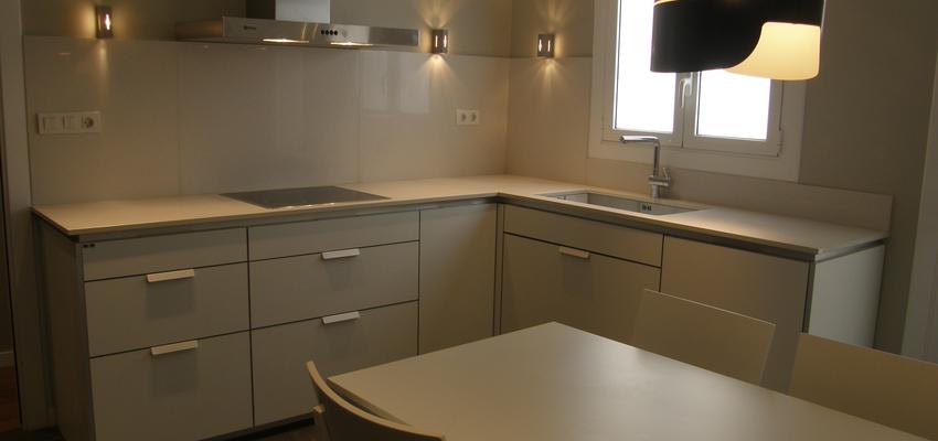 Cocina style contemporaneo color beige, blanco, plateado  diseñado por QIONE SERVICIOS  | Arquitecto Técnico 