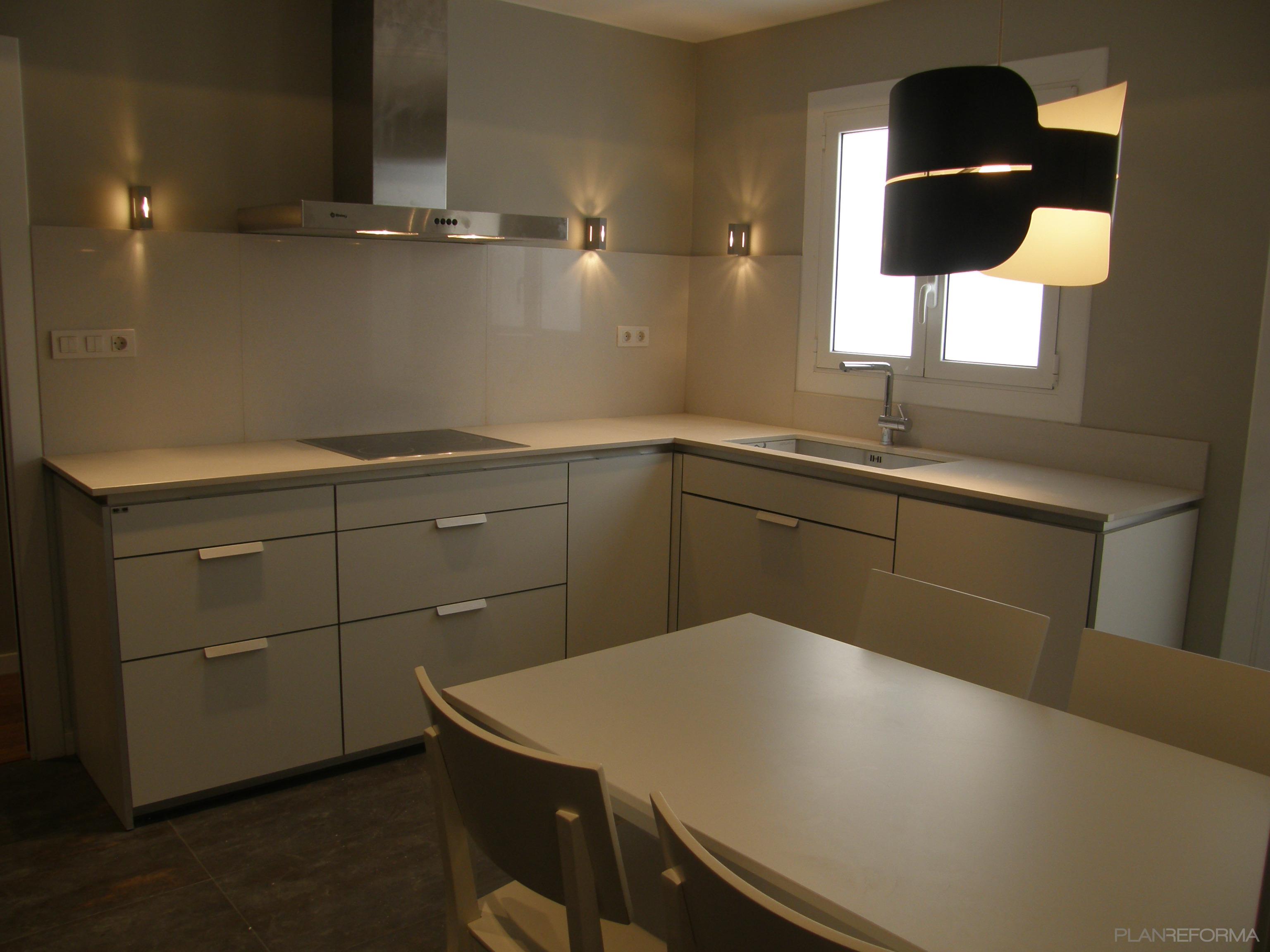 Cocina style contemporaneo color beige, blanco, plateado  diseñado por QIONE SERVICIOS  | Arquitecto Técnico 