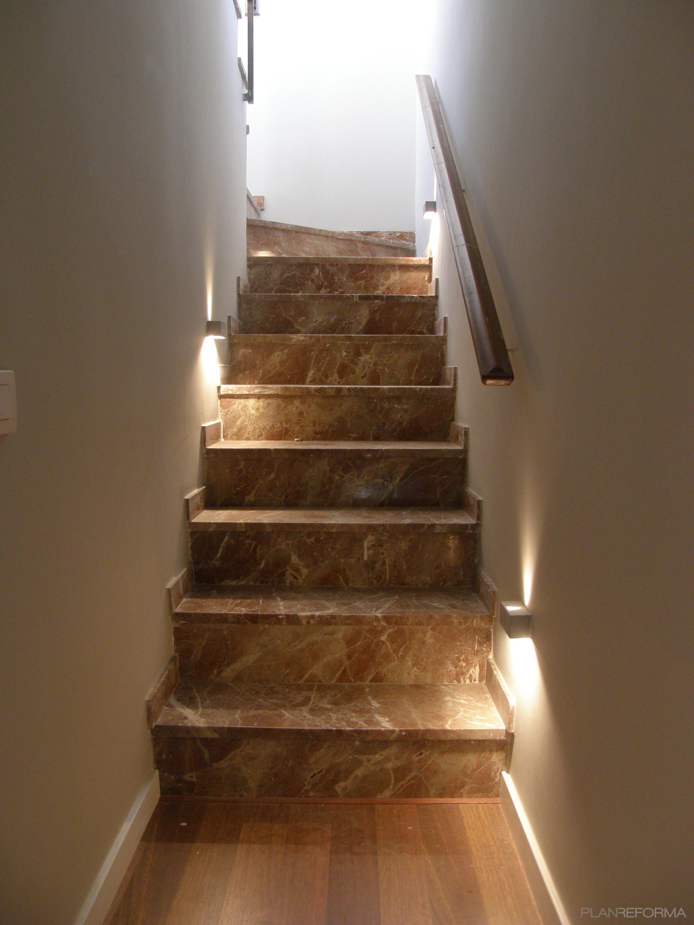 Escalera style contemporaneo color beige, marron  diseñado por QIONE SERVICIOS  | Arquitecto Técnico 