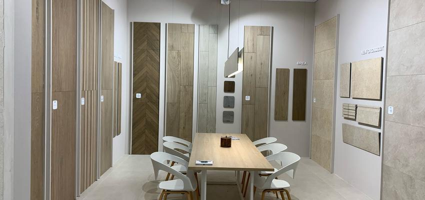 Sala de conferencias Estilo contemporaneo Color rosa, gris, gris  diseñado por David Jiménez | Reformista, constructor 