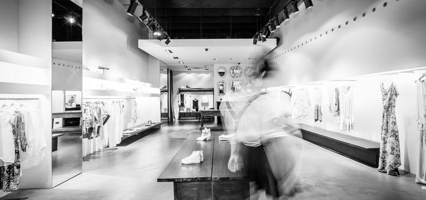 Tienda, Loft style moderno color blanco, negro  diseñado por Eme_Emotional Spaces | Arquitecto Técnico | Copyright EME_Emotional Spaces Foto:Mireia Rodríguez Photography & Art Direction 