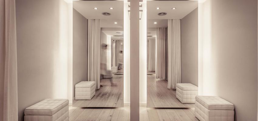 Vestidor, Tienda, Salón de belleza Estilo moderno Color beige, marron, marron  diseñado por Eme_Emotional Spaces | Arquitecto Técnico | Copyright EME_Emotional Spaces Foto:Mireia Rodríguez Photography & Art Direction 