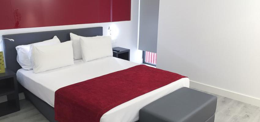 Dormitorio Estilo moderno Color rojo, blanco, gris  diseñado por PINTAESTETIC S.L. | Gremio | Copyright Pintaestetic sl