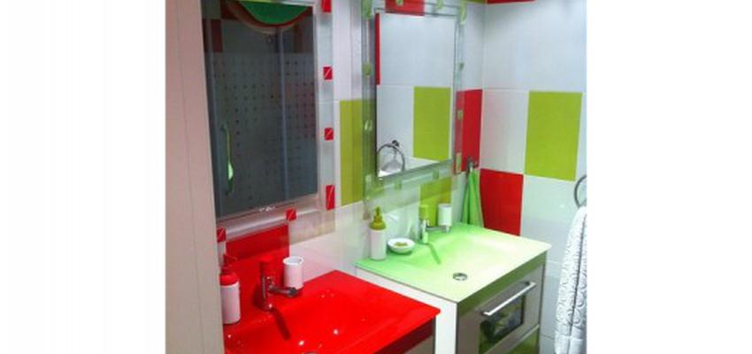 Baño Estilo moderno Color rojo, verde, blanco  diseñado por PINTAESTETIC S.L. | Gremio | Copyright Pintaestetic
