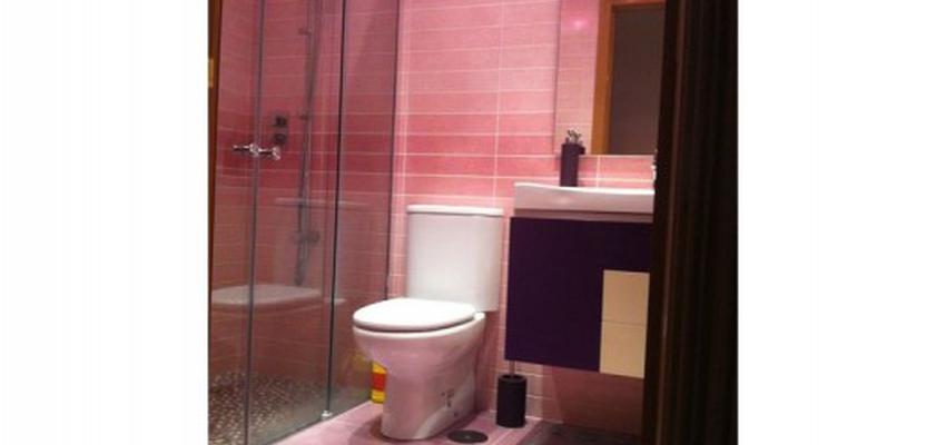 Baño Estilo moderno Color rosa, rosa, negro  diseñado por PINTAESTETIC S.L. | Gremio | Copyright Pintaestetic