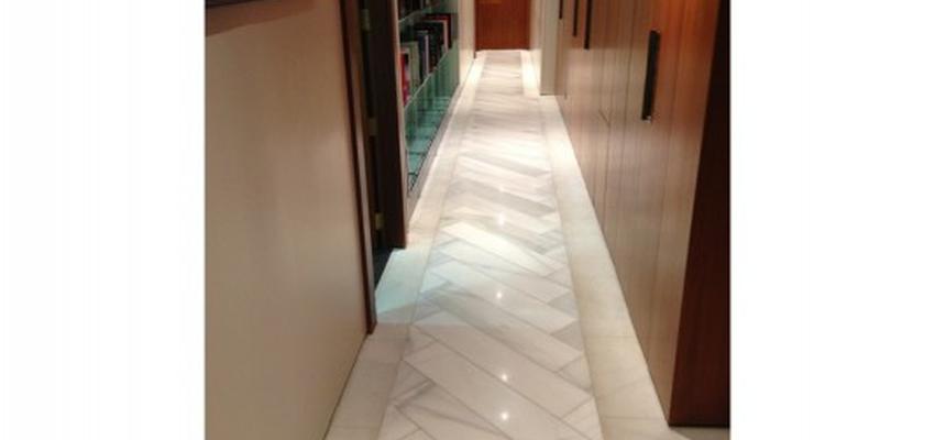 Pasillo Estilo clasico Color marron, marron, blanco  diseñado por PINTAESTETIC S.L. | Gremio | Copyright Pintaestetic