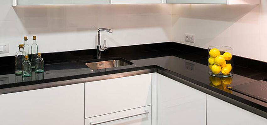 Cocina Estilo moderno Color blanco, negro  diseñado por Estudio Marcos Mela | Interiorista 