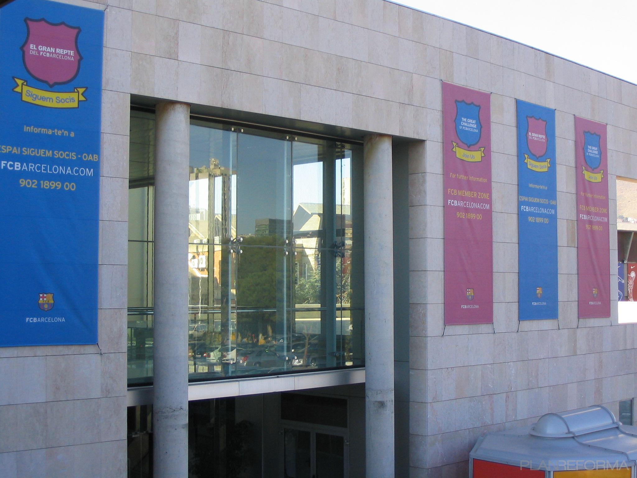 Exterior, Oficina style moderno color rojo  diseñado por Vidres i aluminis Rhebe, S.A. | Gremio 